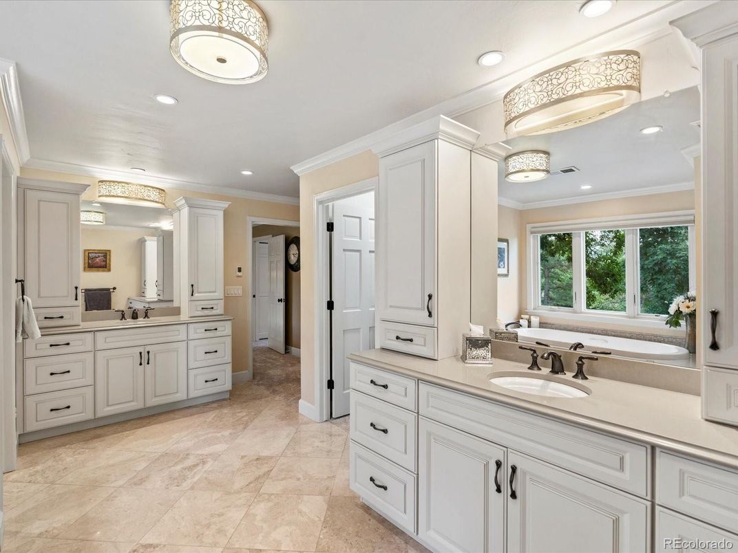Bathroom, Dual Sink Vanities, Interior, Recessed Lighting