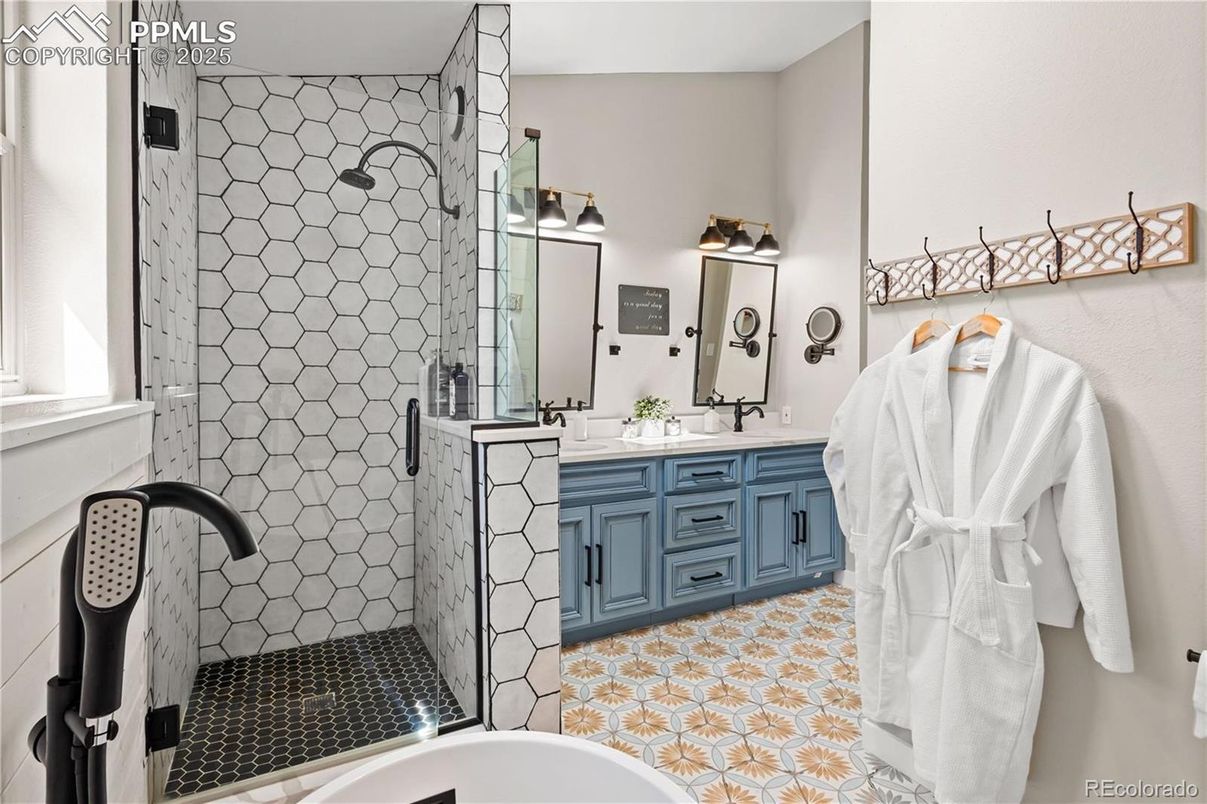 Bathroom, Dual Sink Vanities, Interior