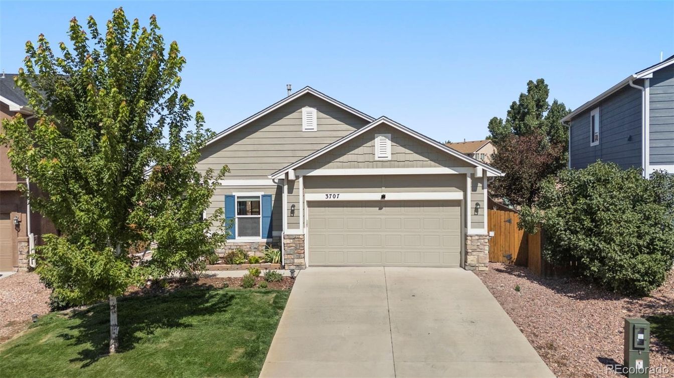 Attached, Exterior, Facade, American Craftsman