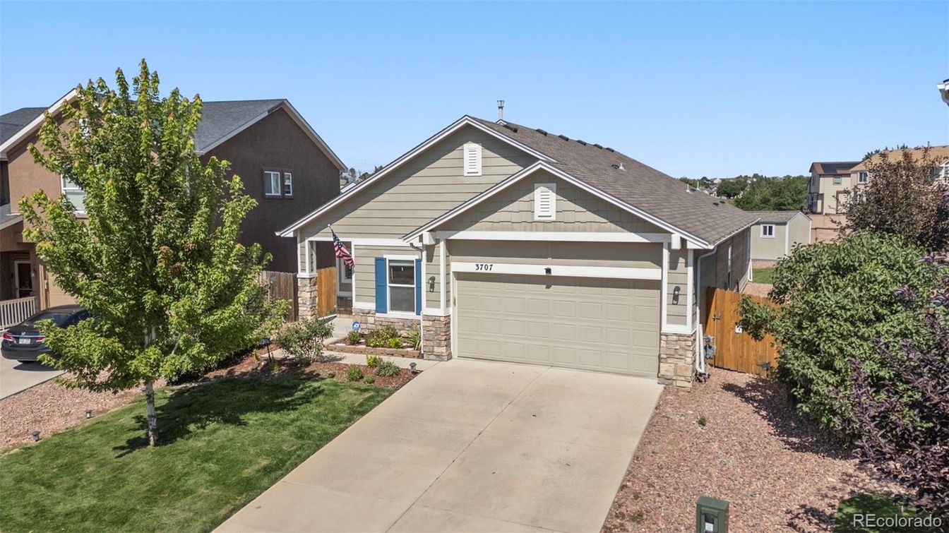 Attached, Exterior, Facade, American Craftsman