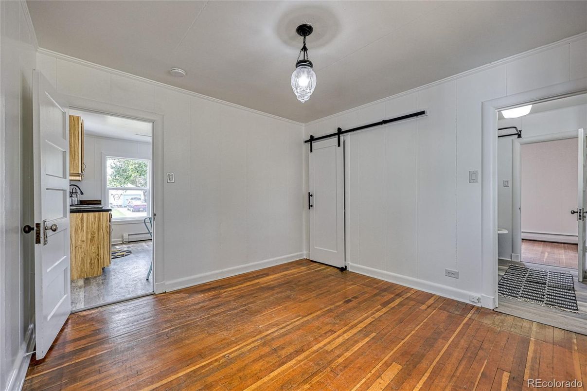 Empty room, Interior, Pendant Lights, Wood Texture Flooring