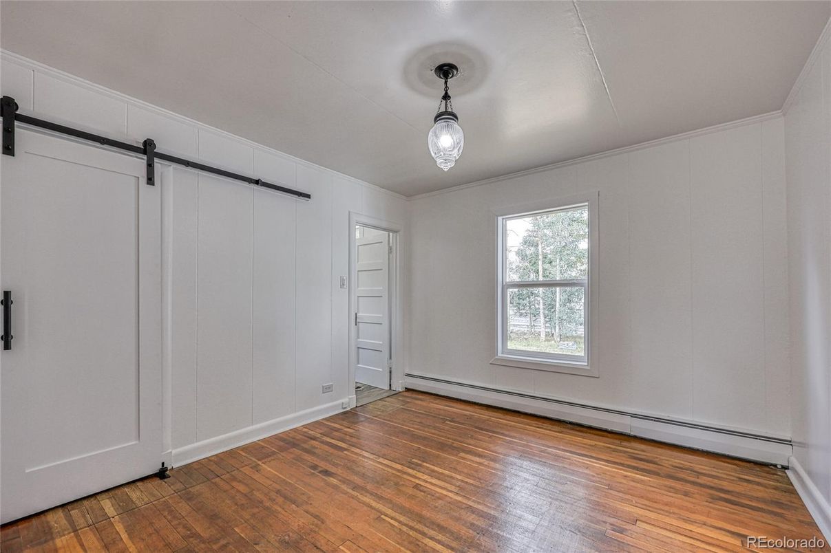 Empty room, Interior, Pendant Lights, Wood Texture Flooring