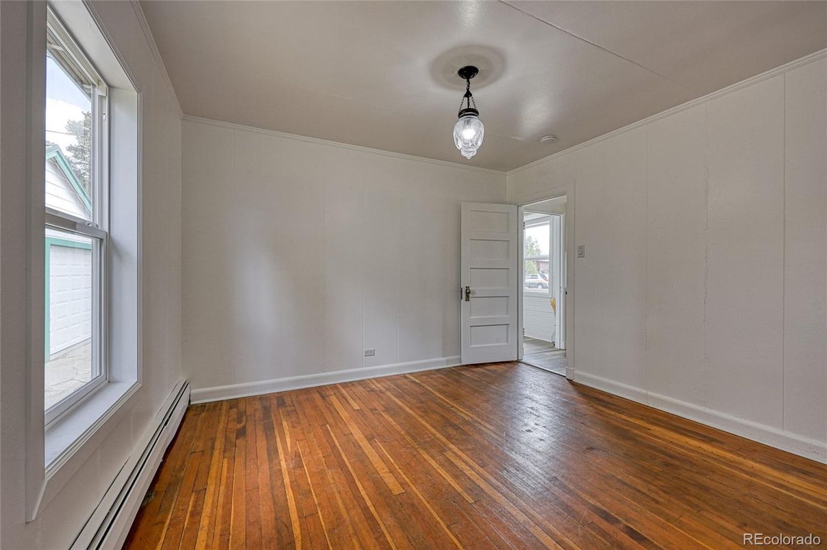 Empty room, Interior, Pendant Lights, Wood Texture Flooring