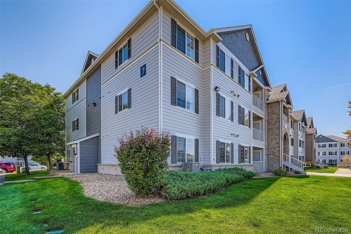 Attached, Exterior, Facade, Rowhouse