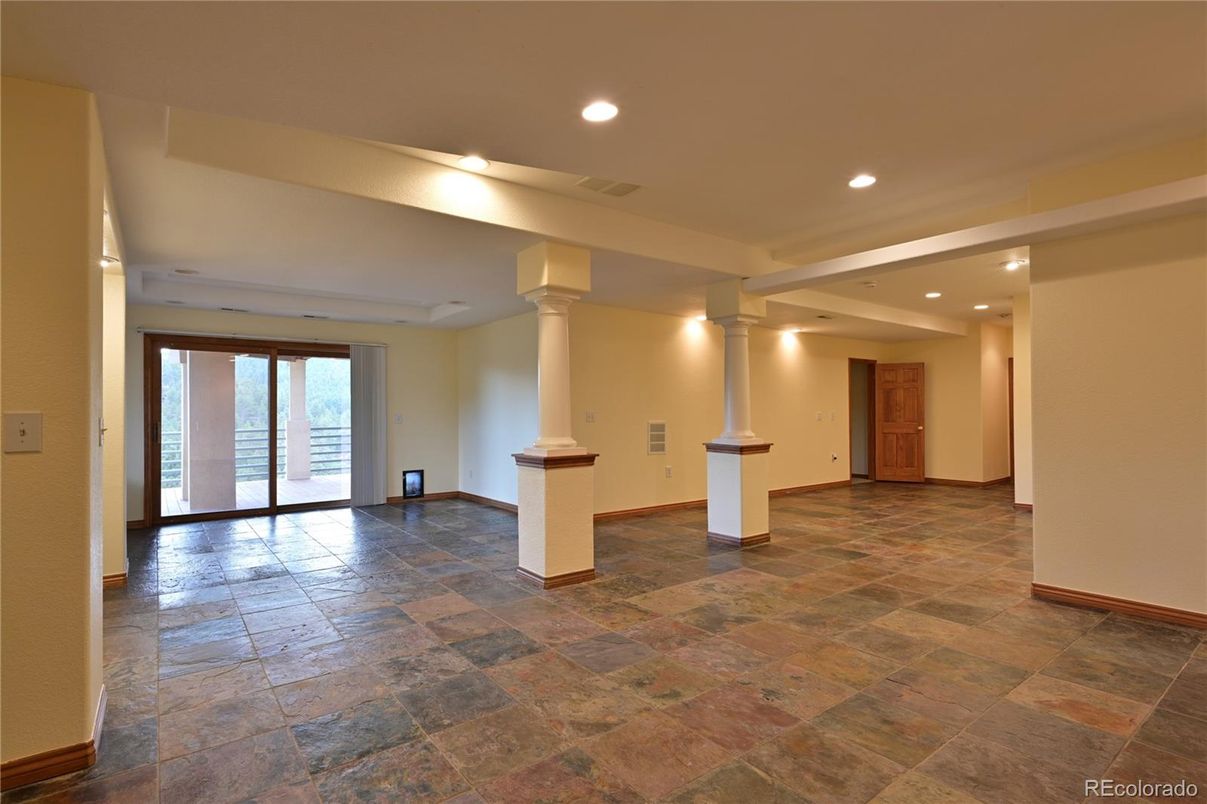 Empty room, Interior, Recessed Lighting
