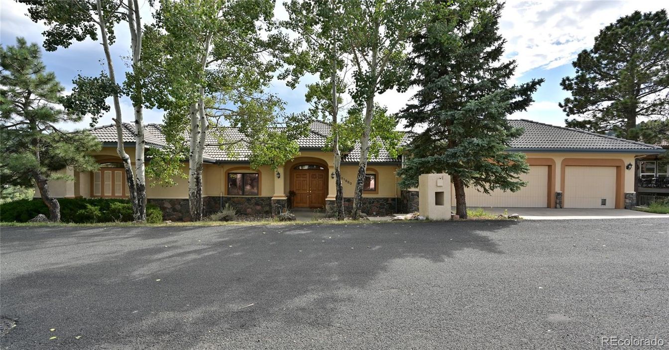 Attached, Exterior, Facade, Mediterranean