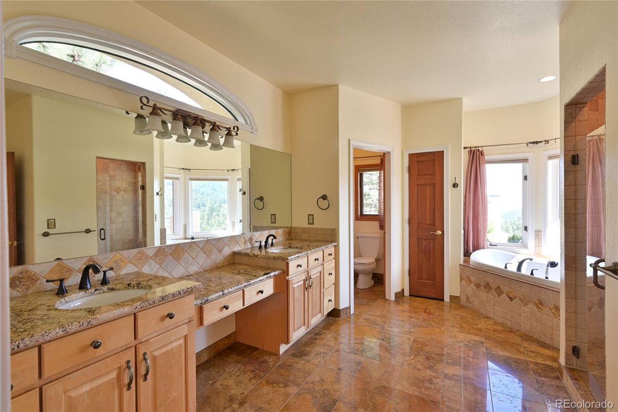 Bathroom, Dual Sink Vanities, Interior, Recessed Lighting