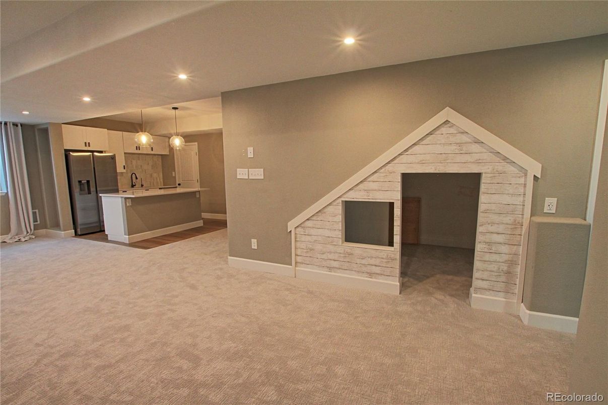Empty room, Fireplace, Interior, Kitchen, Pendant Lights, Recessed Lighting