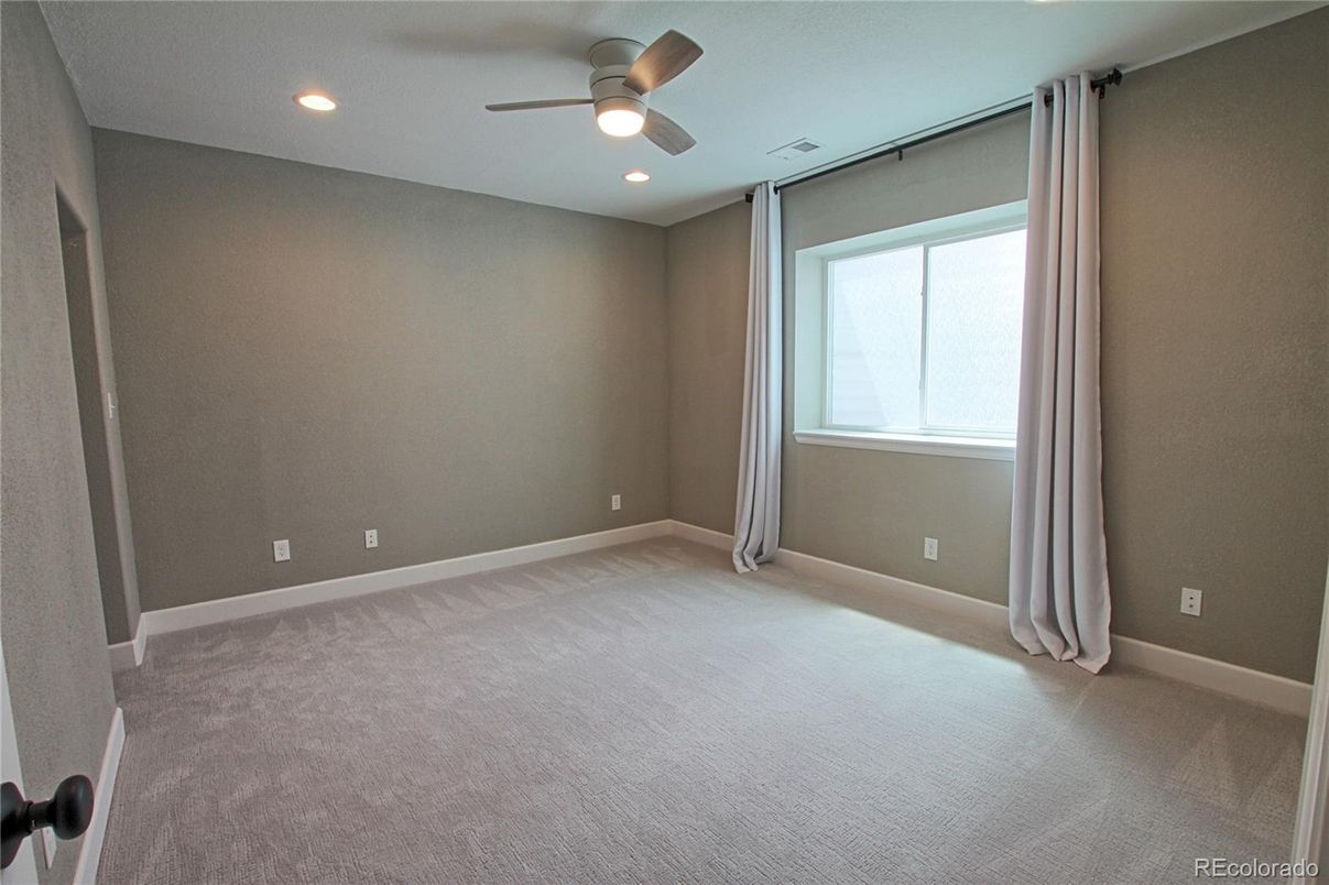 Empty room, Interior, Recessed Lighting
