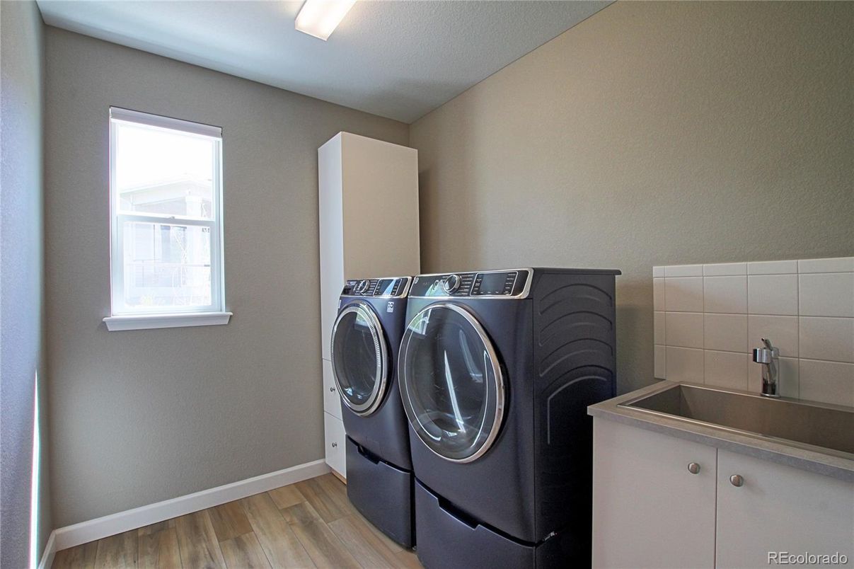 Interior, Washer, Wood Texture Flooring