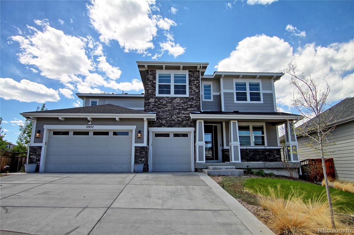 Attached, Exterior, Facade, American Craftsman