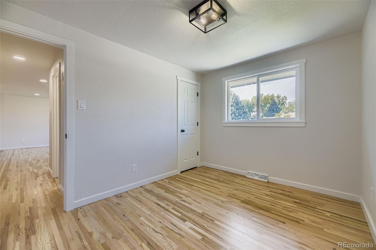 Empty room, Interior, Recessed Lighting, Wood Texture Flooring