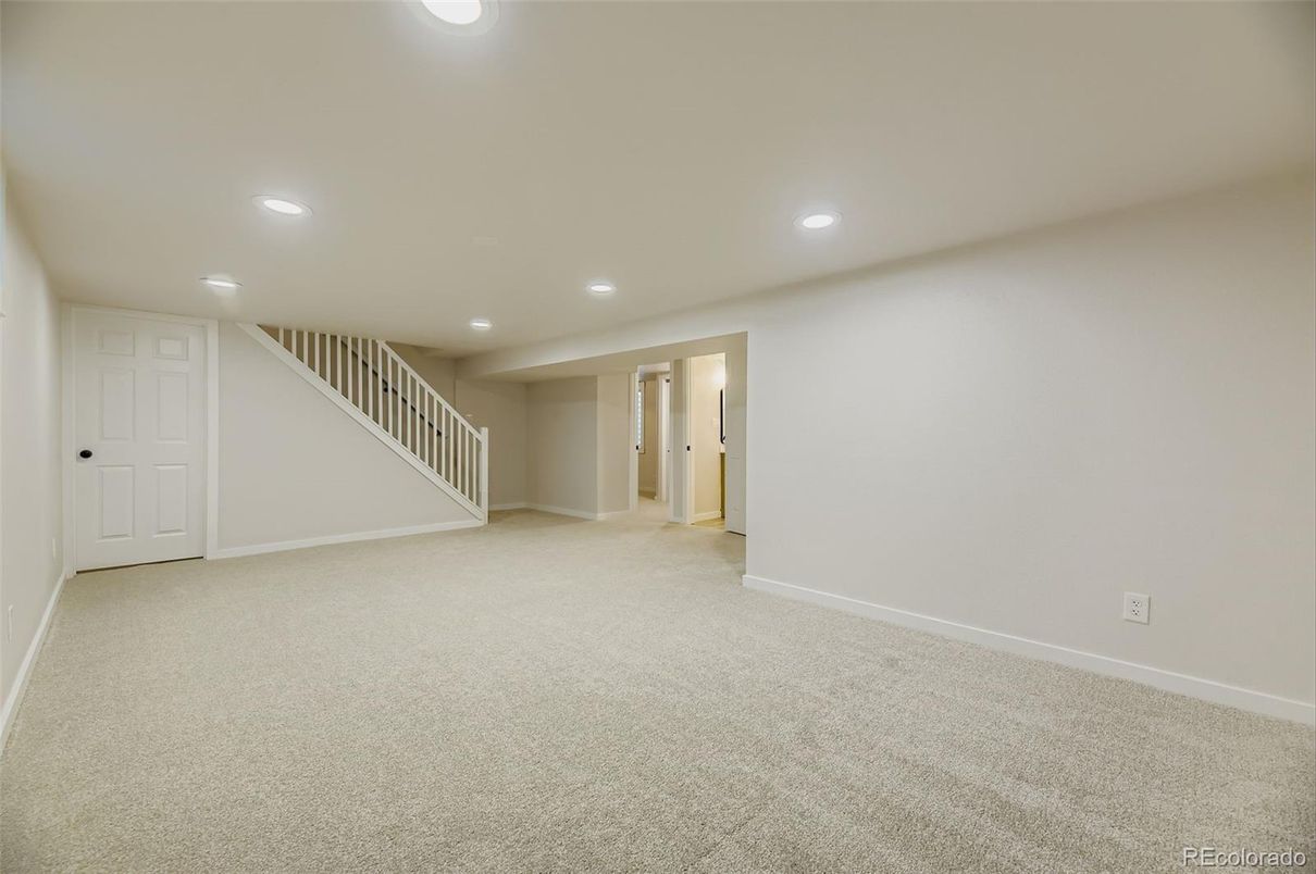 Empty room, Interior, Recessed Lighting