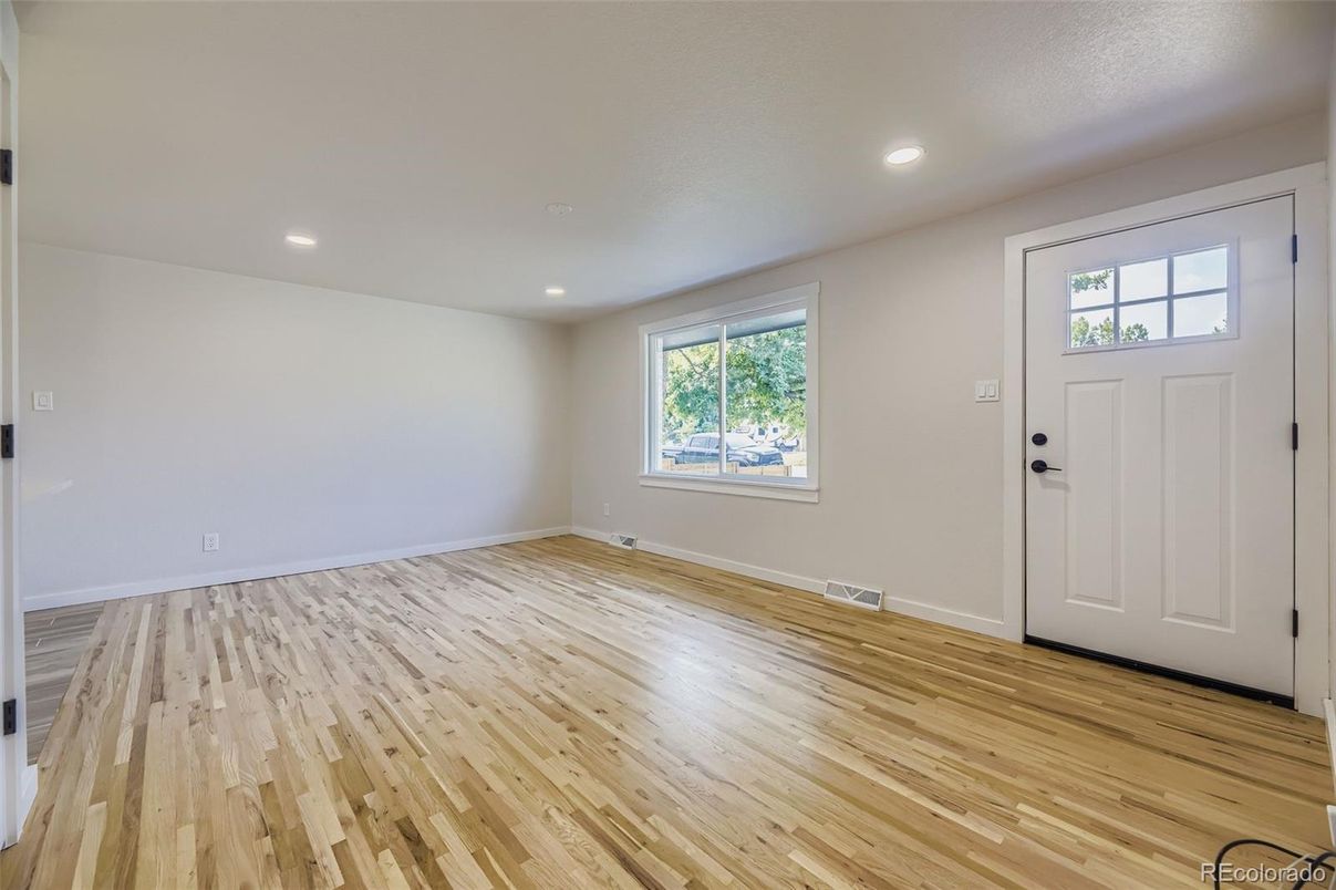 Empty room, Interior, Recessed Lighting, Wood Texture Flooring