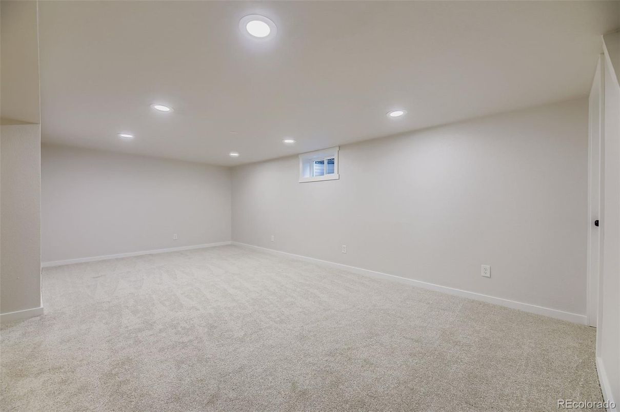 Empty room, Interior, Recessed Lighting