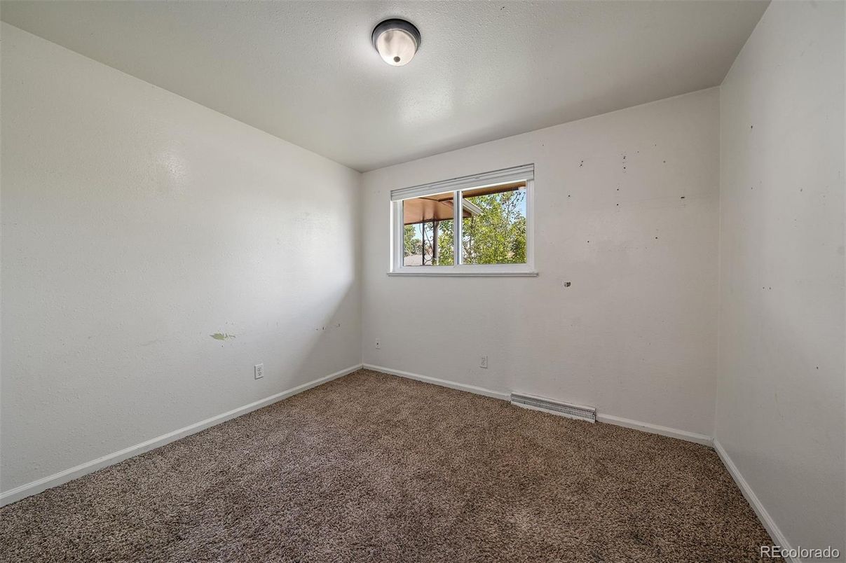 Empty room, Interior