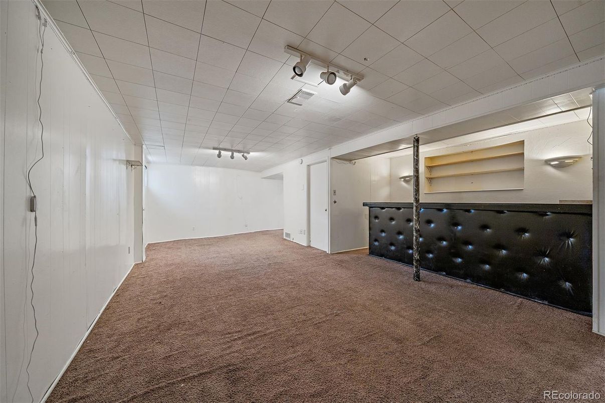Empty room, Interior