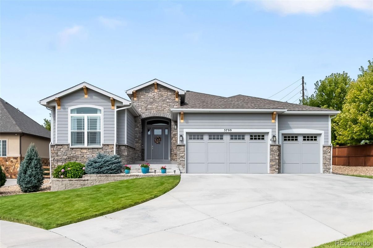 Attached, Exterior, Facade, Ranch