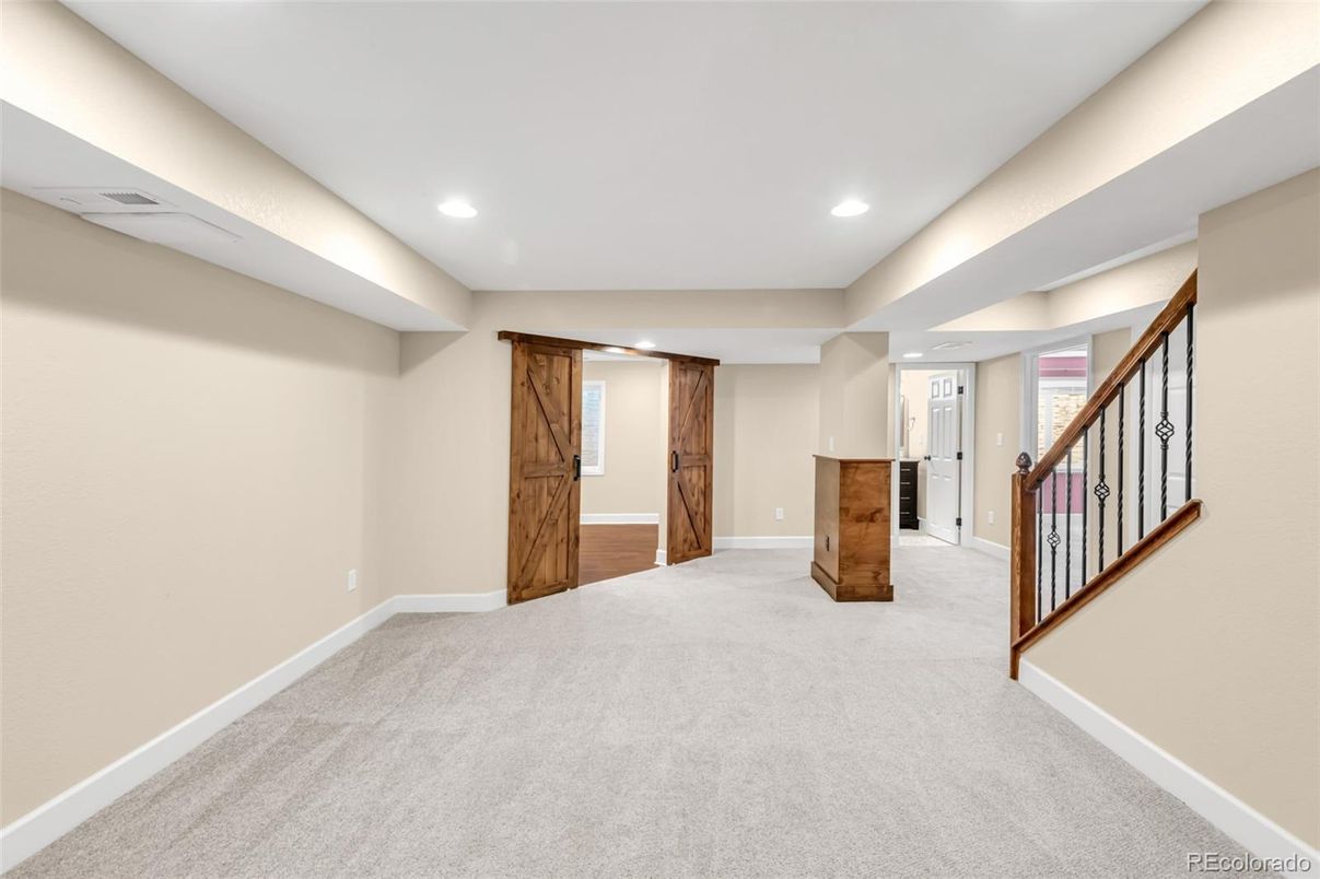 Empty room, Interior, Recessed Lighting