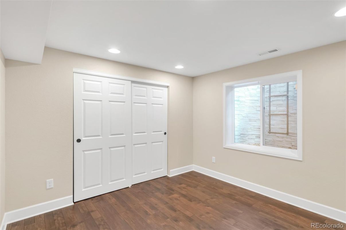 Empty room, Interior, Recessed Lighting, Wood Texture Flooring