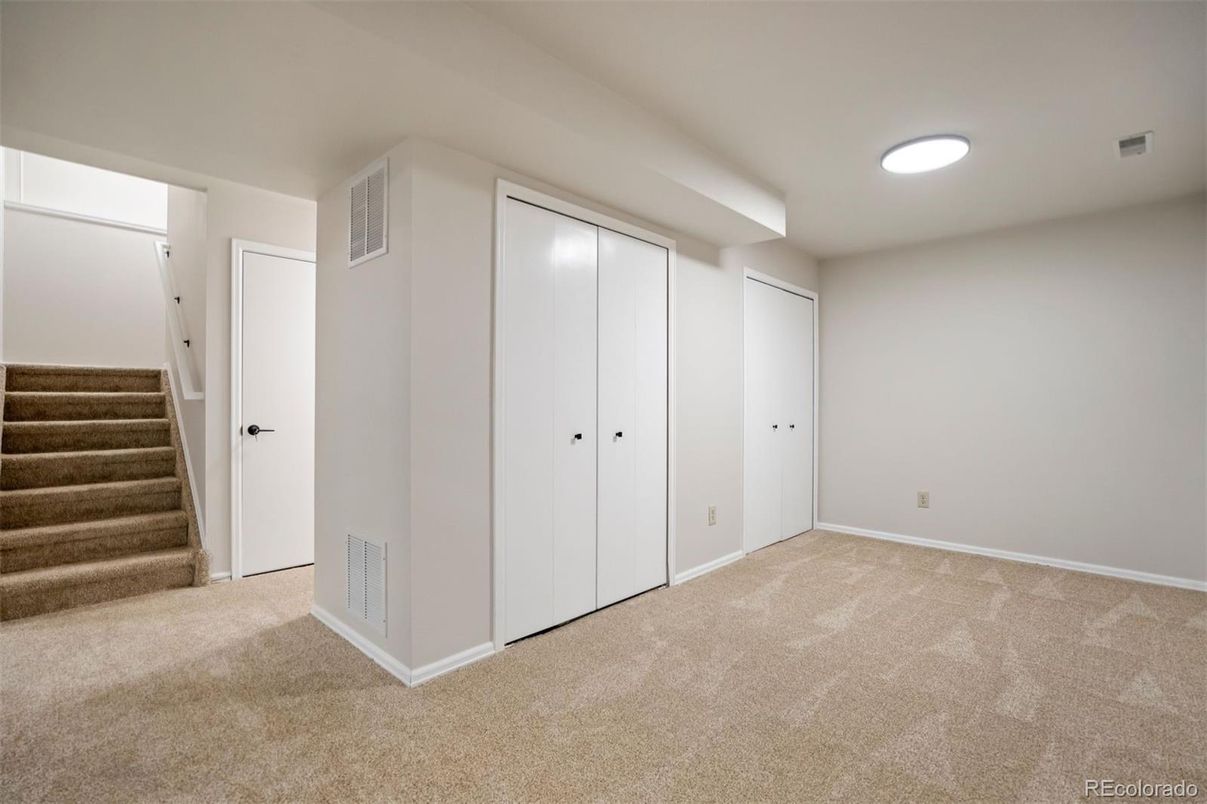 Empty room, Interior
