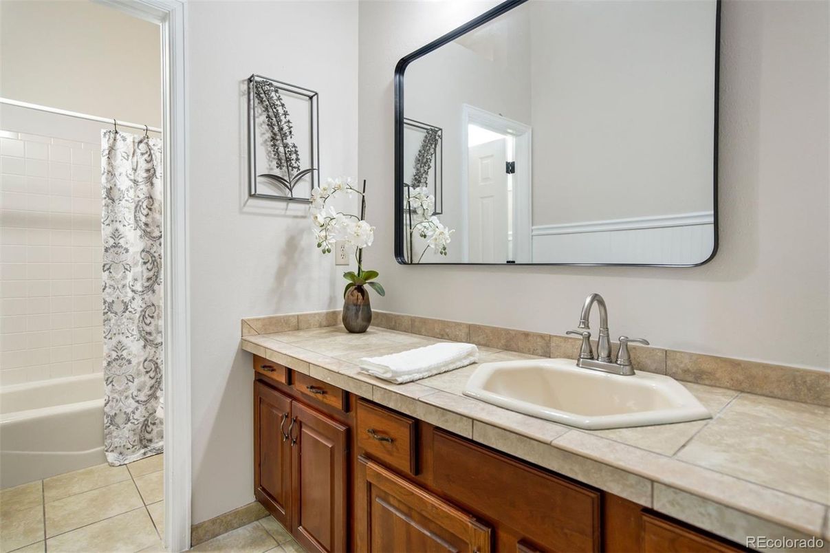 Bathroom, Interior, Tile Countertops