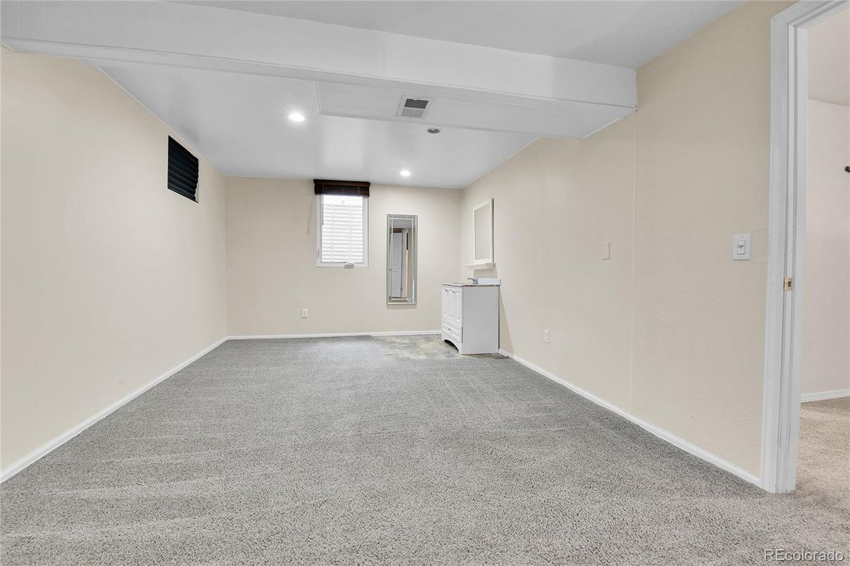 Empty room, Interior, Recessed Lighting