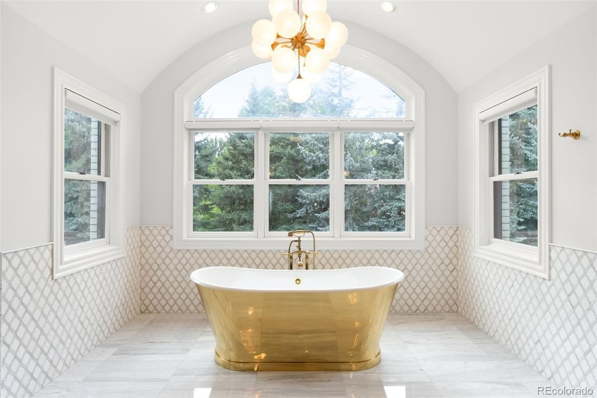 Bathroom, Free Standing Baths, Interior, Pendant Lights, Recessed Lighting