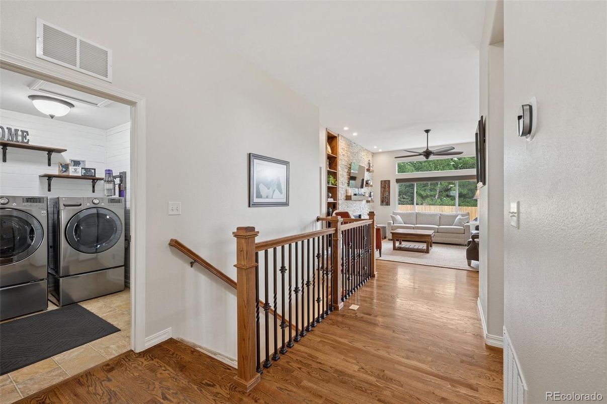 Interior, Recessed Lighting, Washer, Wood Texture Flooring