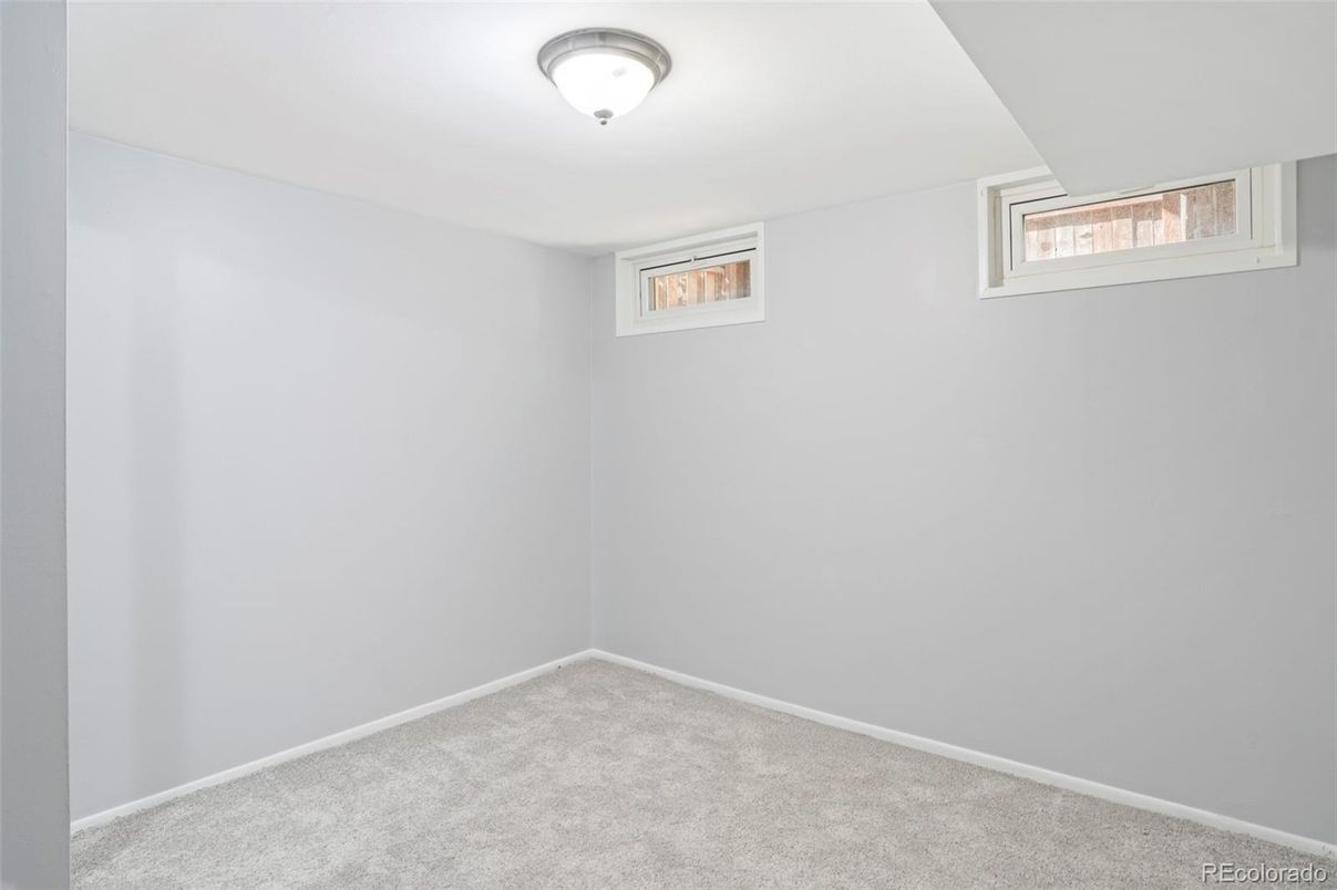 Empty room, Interior