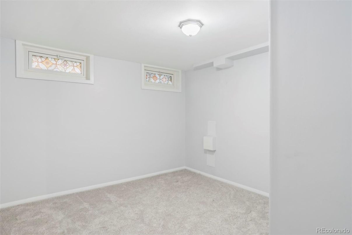 Empty room, Interior