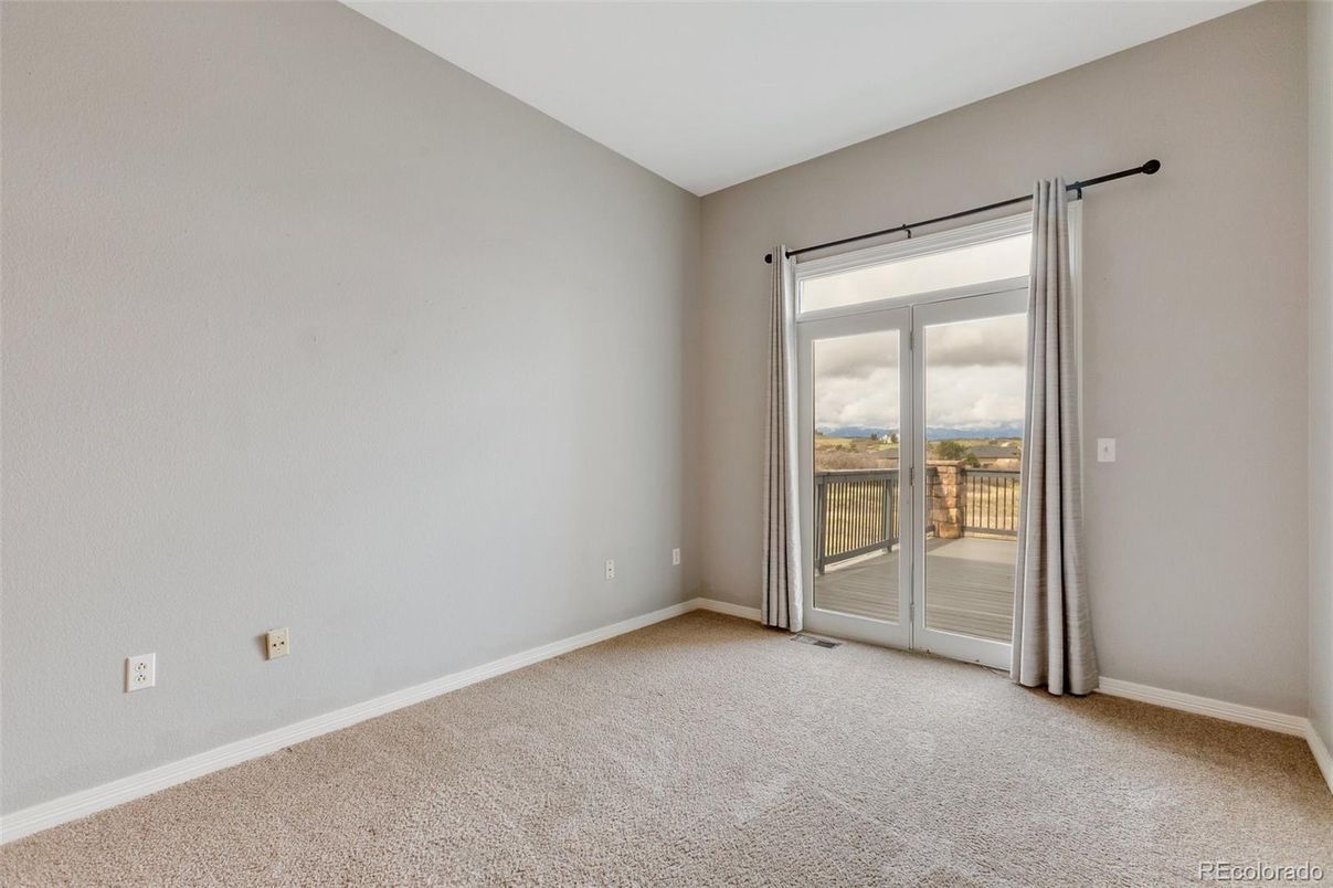 Empty room, Interior