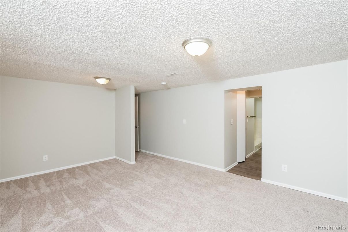 Empty room, Interior