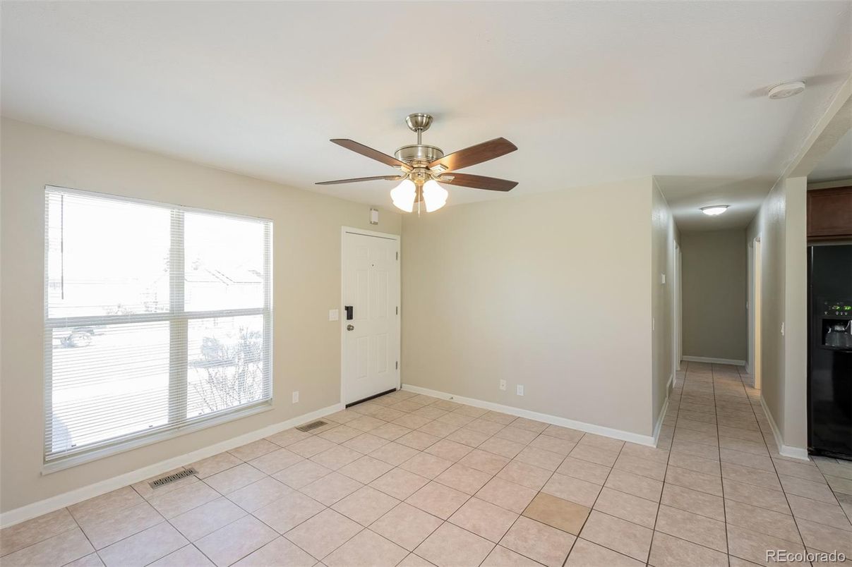 Empty room, Interior