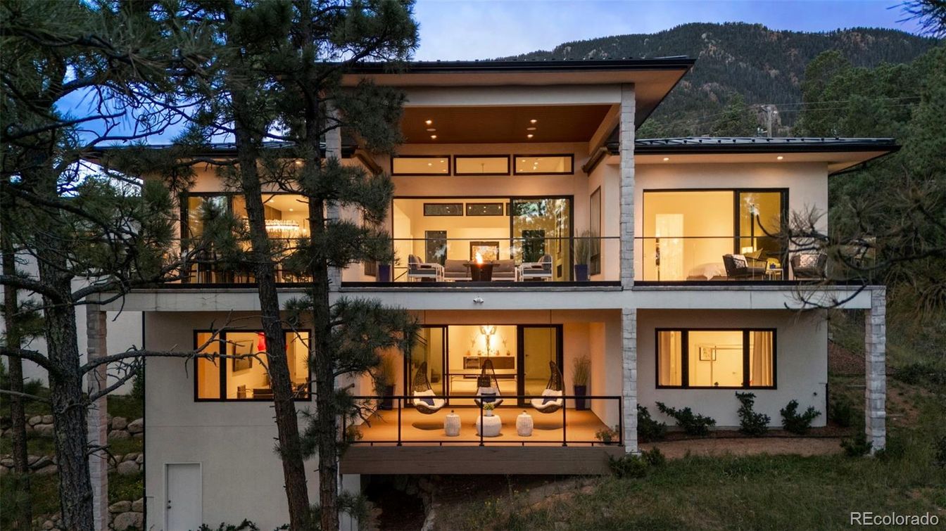 Exterior, Facade, Modern