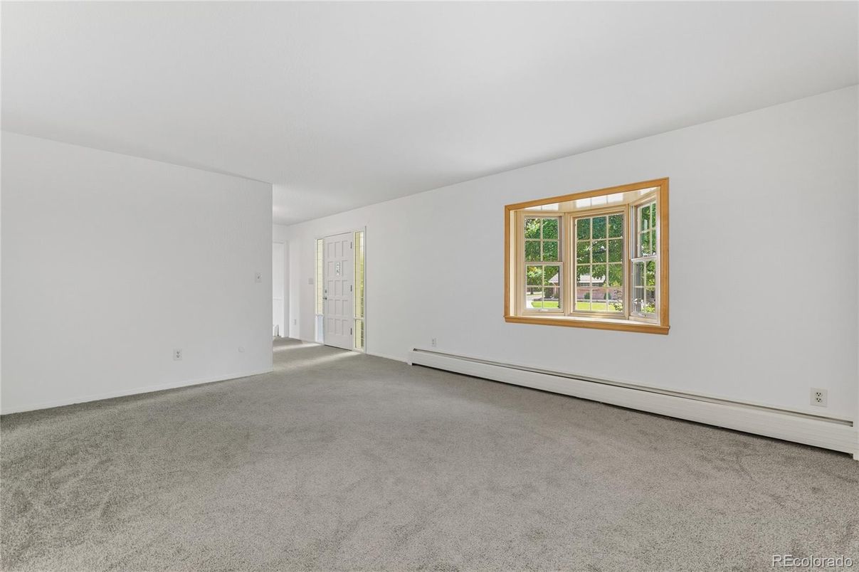 Empty room, Interior