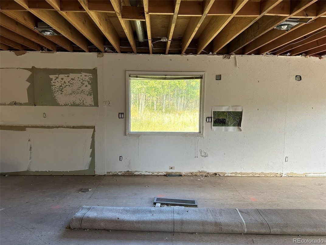 Empty room, Interior, Wooden Beams