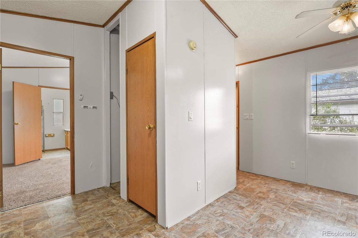 Empty room, Interior