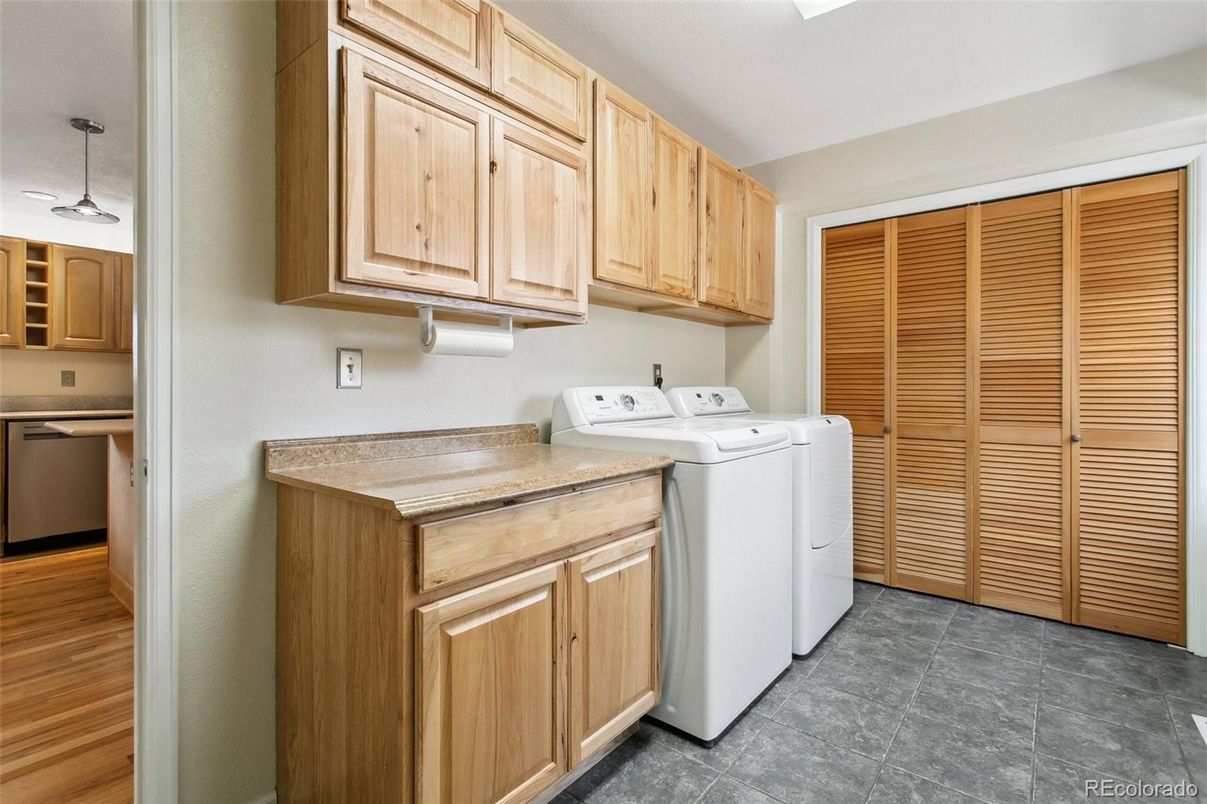 Interior, Washer, Wood Texture Flooring