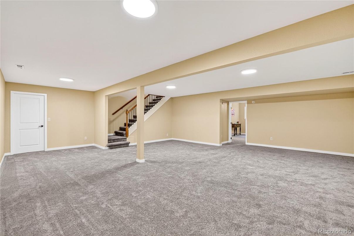 Empty room, Interior, Recessed Lighting