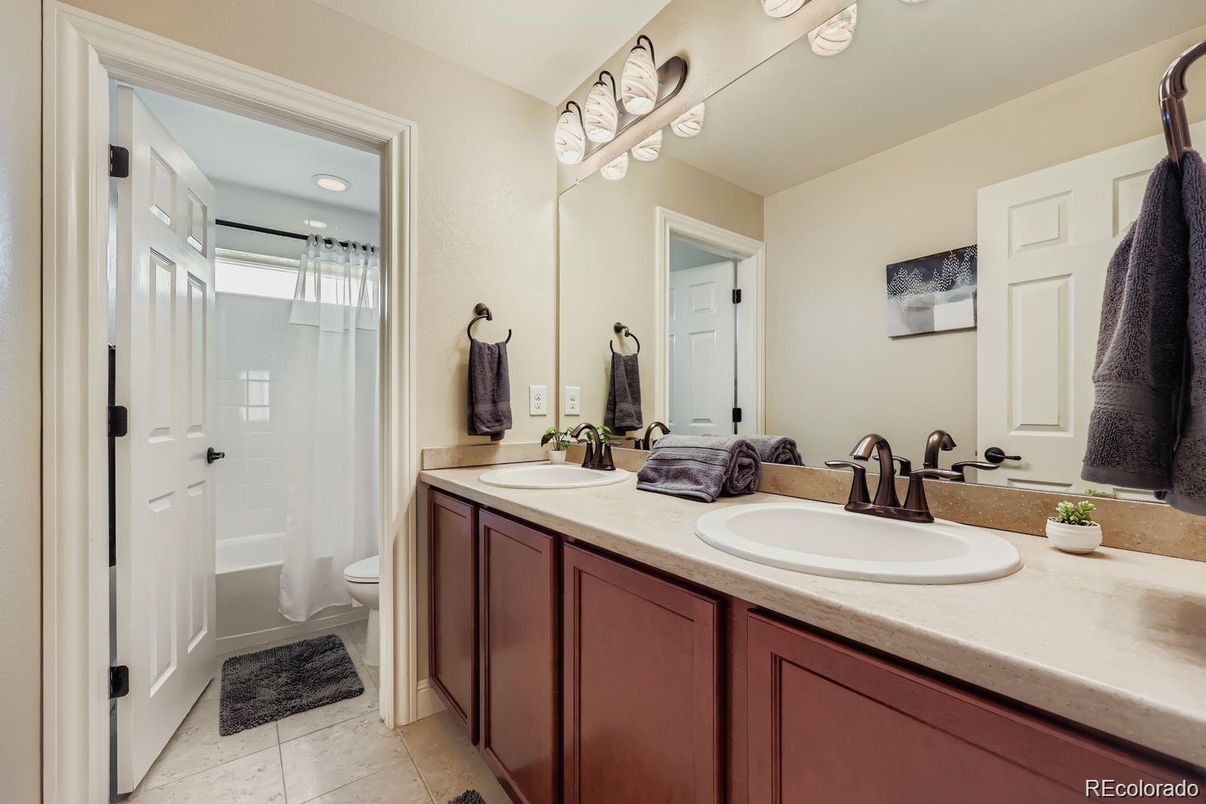 Bathroom, Dual Sink Vanities, Interior, Recessed Lighting