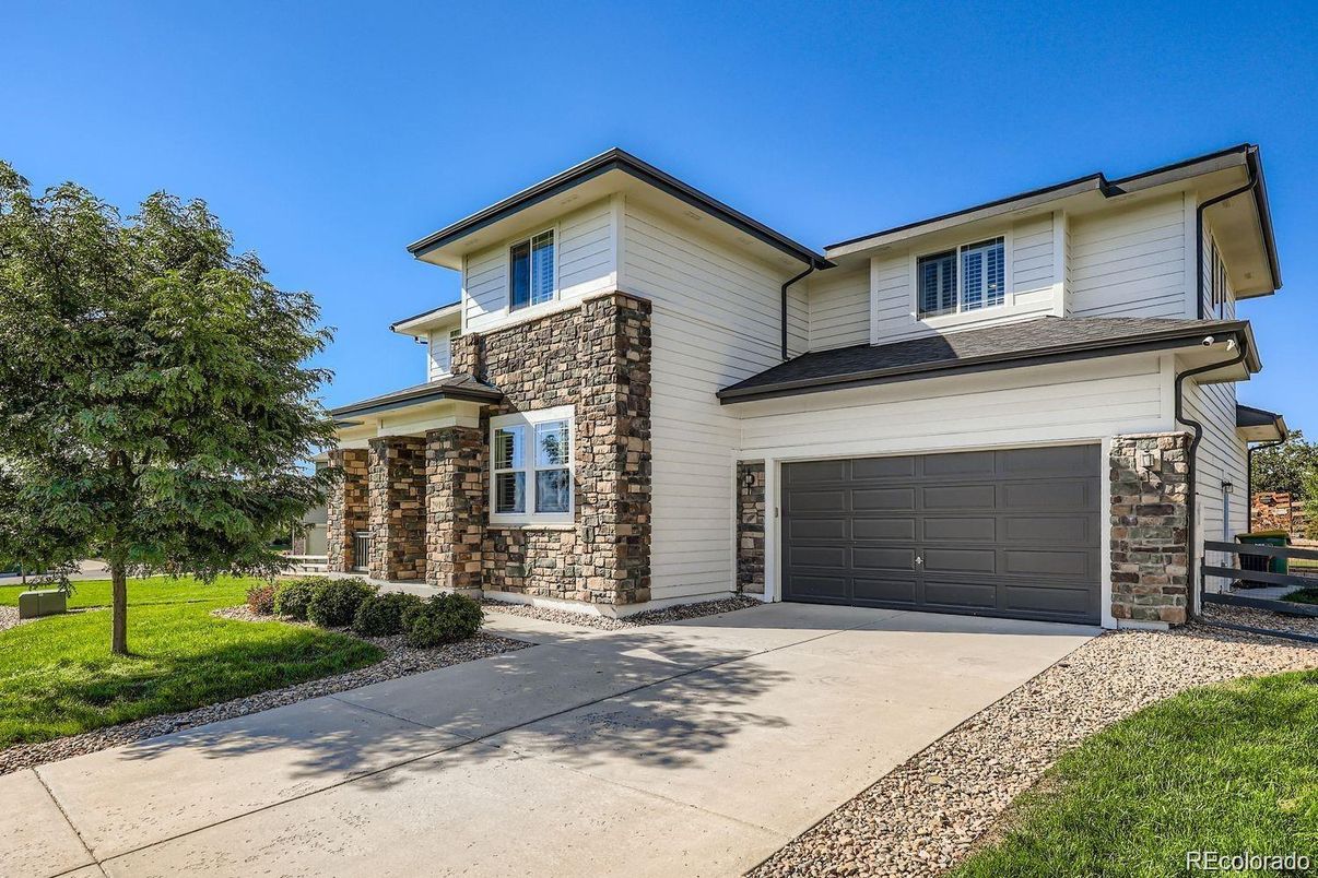 Attached, Exterior, Facade, American Craftsman