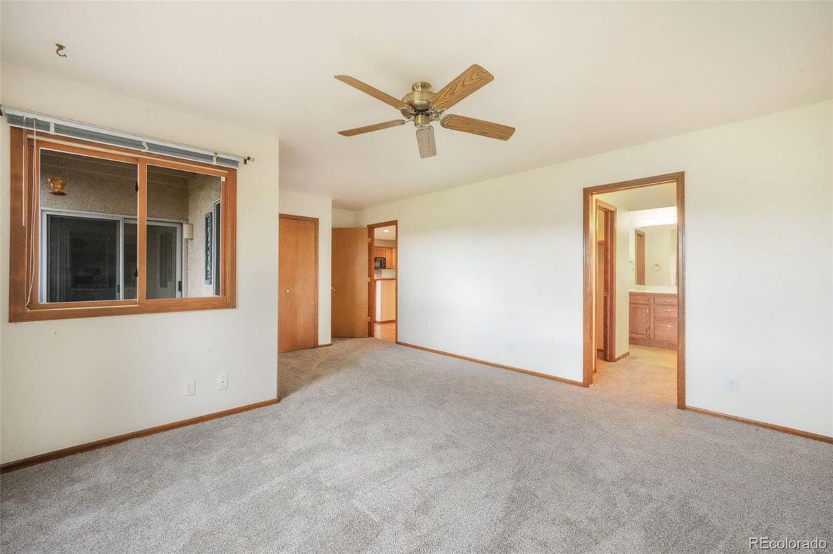 Empty room, Interior