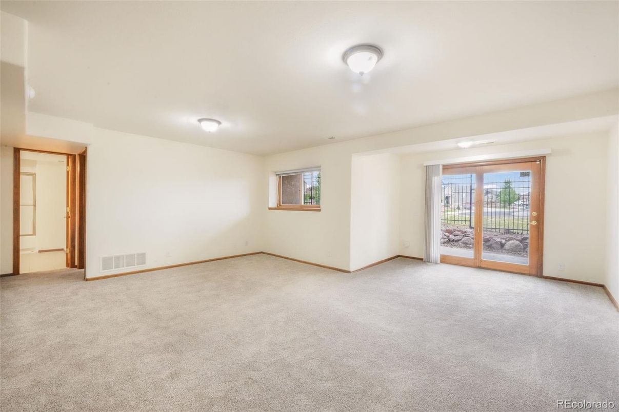 Empty room, Interior