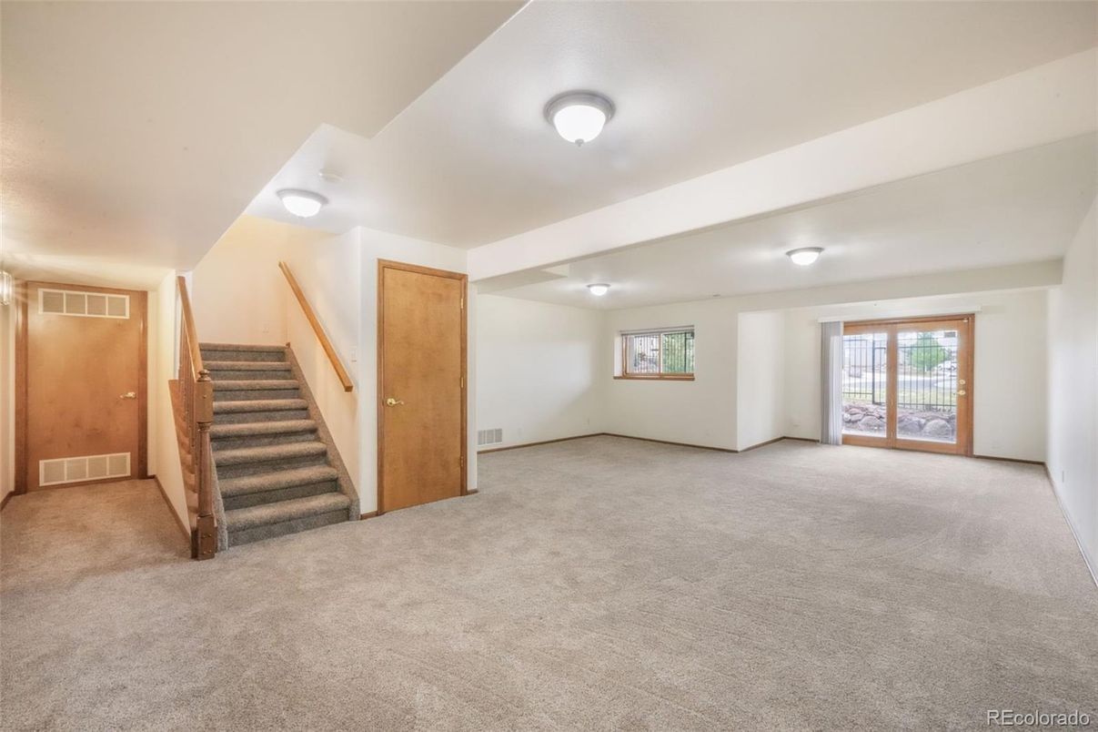 Empty room, Interior