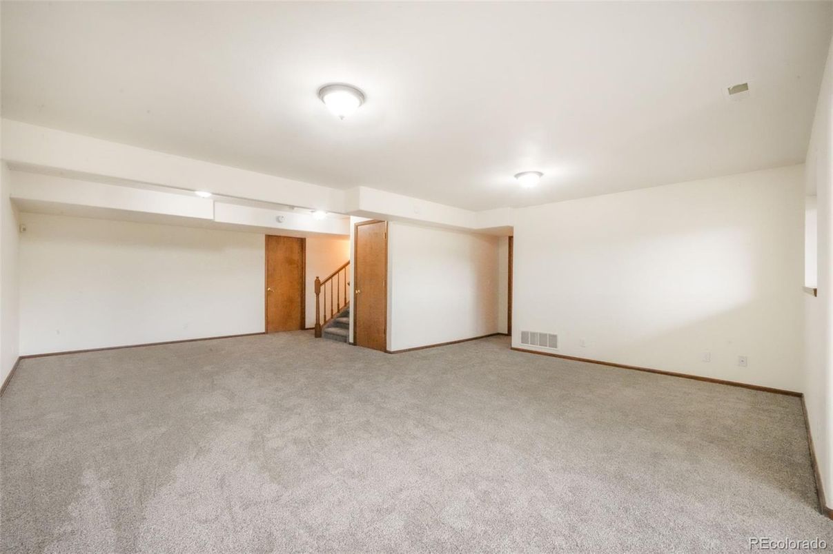 Empty room, Interior