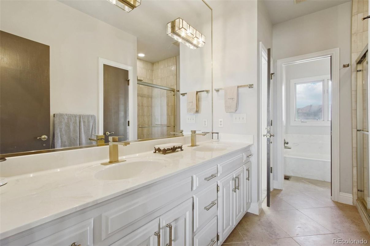 Bathroom, Dual Sink Vanities, Interior, Recessed Lighting
