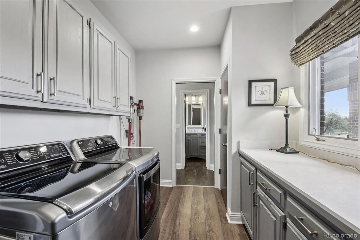 Interior, Recessed Lighting, Washer, Wood Texture Flooring