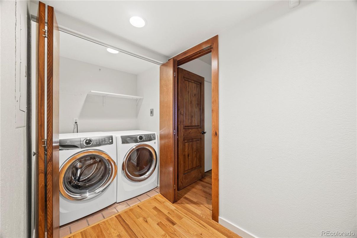 Interior, Recessed Lighting, Washer, Wood Texture Flooring