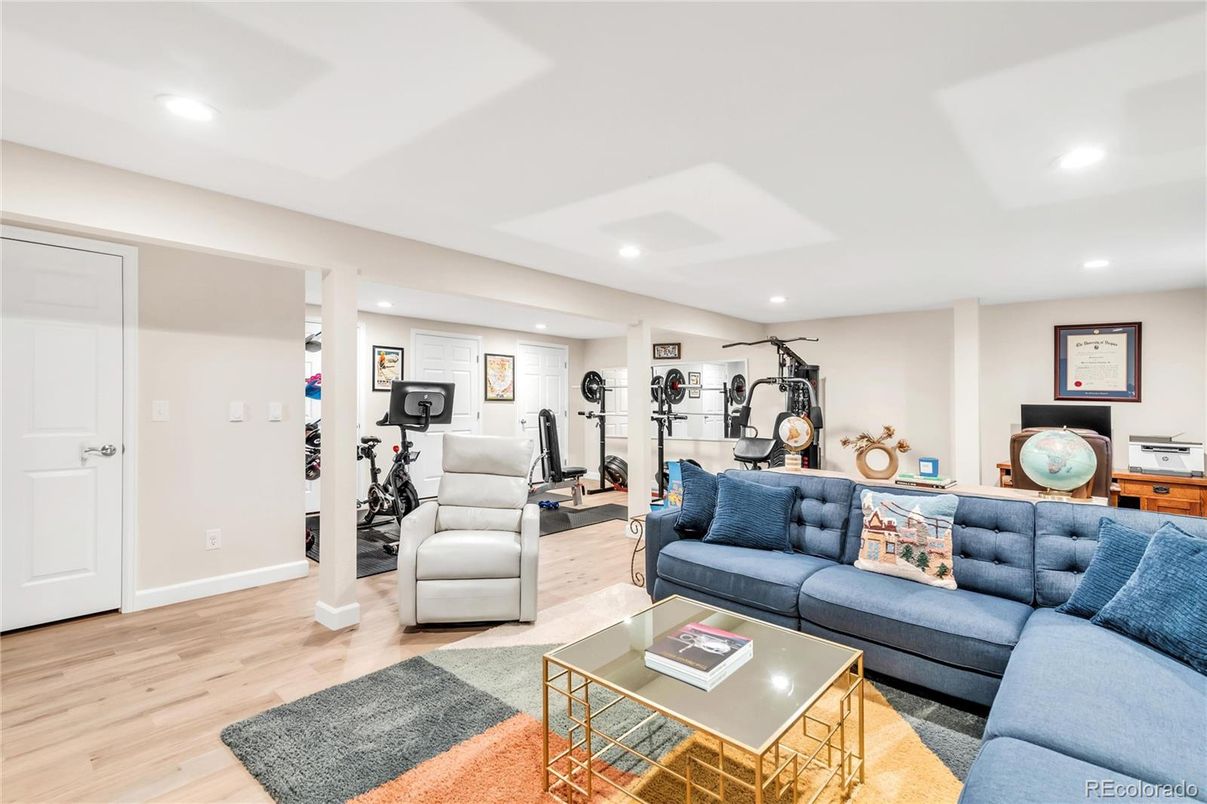 Fitness Equipment, Interior, Living room, Recessed Lighting, Wood Texture Flooring